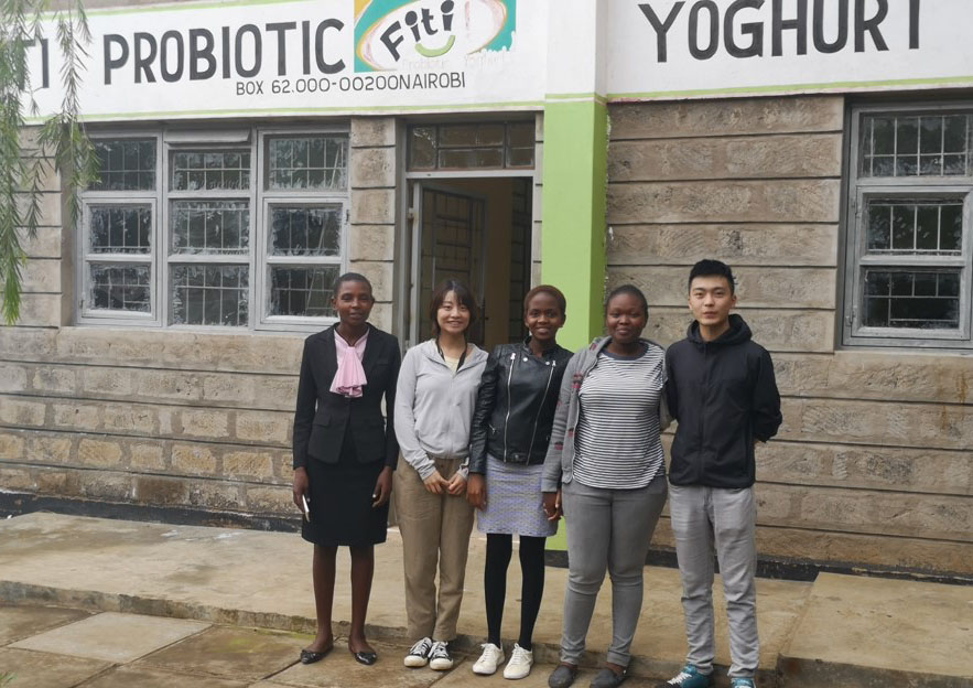 Wenjing and Yaoshen with local students in Kenya. 